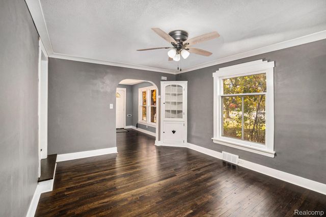 407 E Elizabeth Street, Fenton, MI 48430