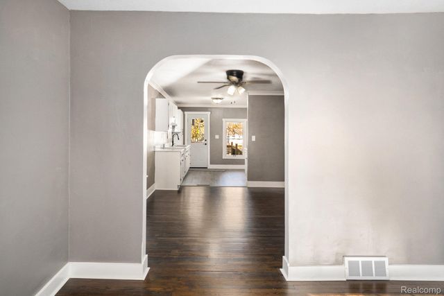 407 E Elizabeth Street, Fenton, MI 48430