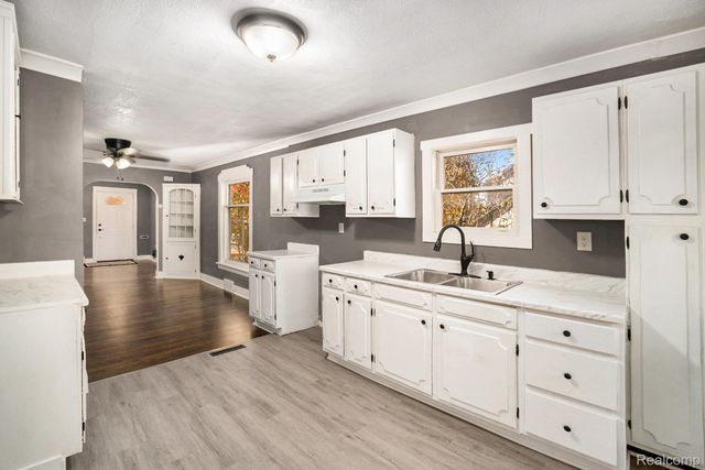 407 E Elizabeth Street, Fenton, MI 48430