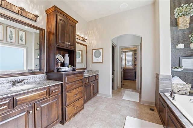 15516 Stearns Street, Overland Park, KS 66221