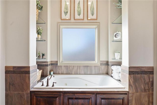 15516 Stearns Street, Overland Park, KS 66221