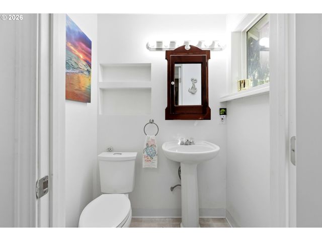 2320 Sw DOLPH Ct, Portland, OR 97219