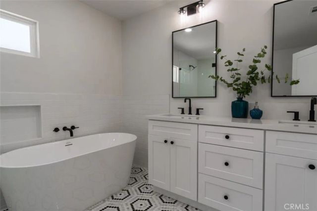 2432 Exposition Place, Los Angeles, CA 90018