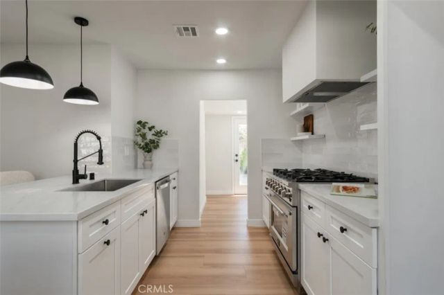 2432 Exposition Place, Los Angeles, CA 90018