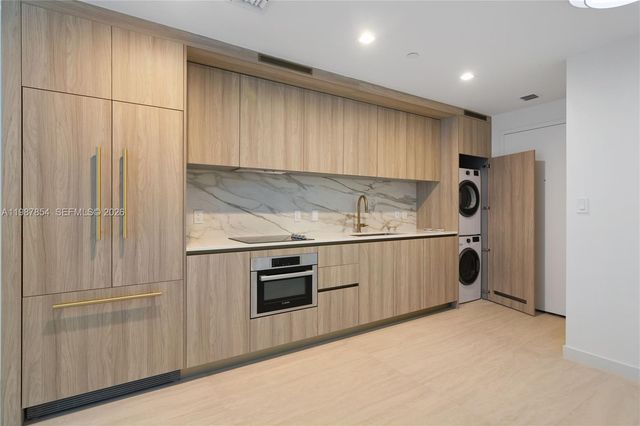 77 SE 5th St 1808, Miami, FL 33131