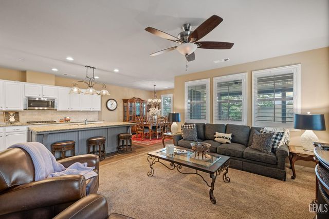 101 Guilden Grovr Way, Bakersfield, CA 93312