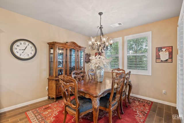 101 Guilden Grovr Way, Bakersfield, CA 93312