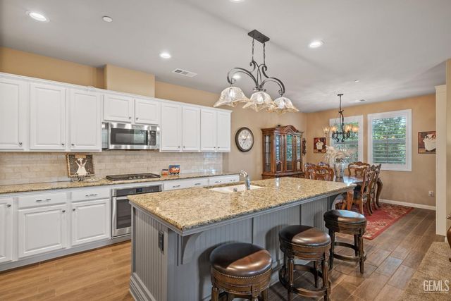 101 Guilden Grovr Way, Bakersfield, CA 93312