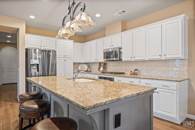 101 Guilden Grovr Way, Bakersfield, CA 93312