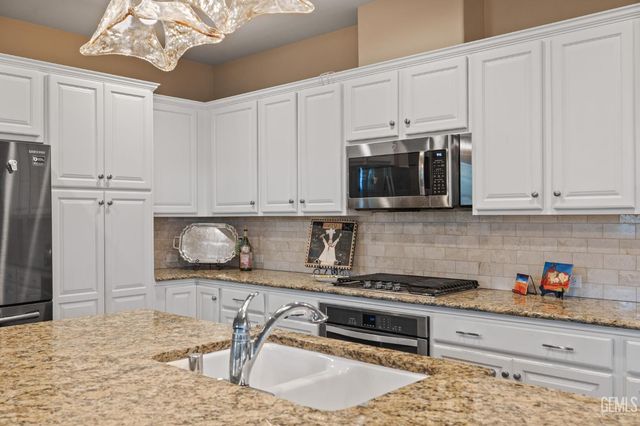 101 Guilden Grovr Way, Bakersfield, CA 93312