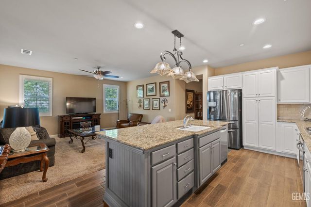 101 Guilden Grovr Way, Bakersfield, CA 93312