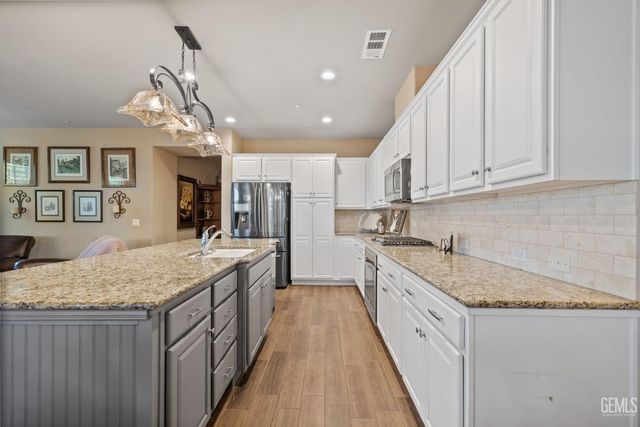 101 Guilden Grovr Way, Bakersfield, CA 93312