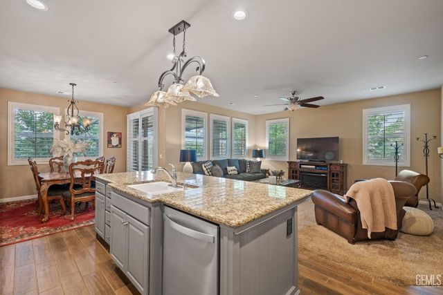 101 Guilden Grovr Way, Bakersfield, CA 93312