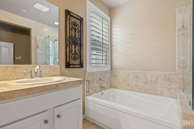 101 Guilden Grovr Way, Bakersfield, CA 93312