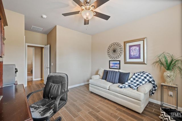 101 Guilden Grovr Way, Bakersfield, CA 93312