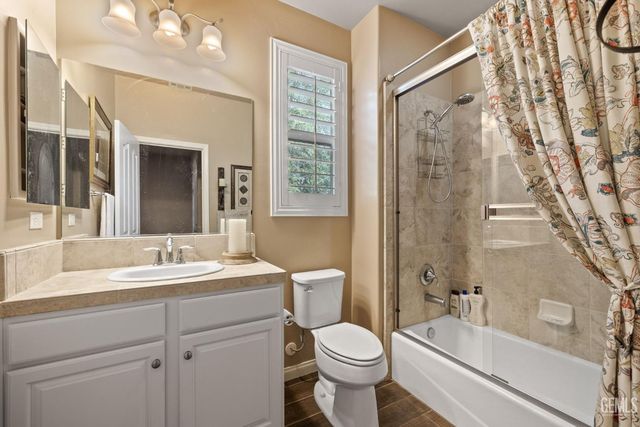 101 Guilden Grovr Way, Bakersfield, CA 93312