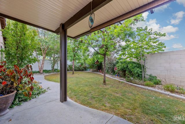 101 Guilden Grovr Way, Bakersfield, CA 93312