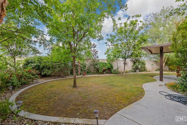 101 Guilden Grovr Way, Bakersfield, CA 93312