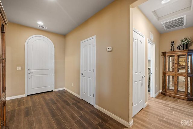 101 Guilden Grovr Way, Bakersfield, CA 93312