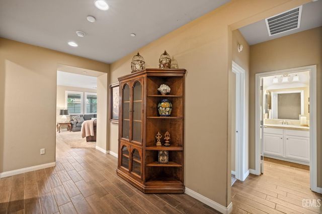 101 Guilden Grovr Way, Bakersfield, CA 93312