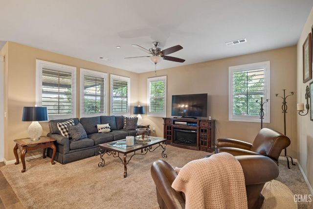 101 Guilden Grovr Way, Bakersfield, CA 93312