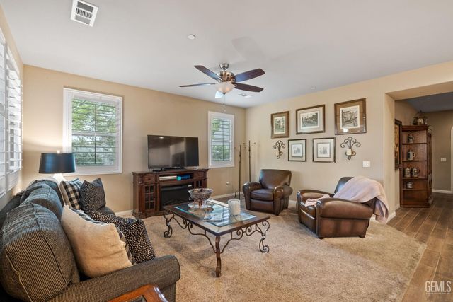 101 Guilden Grovr Way, Bakersfield, CA 93312