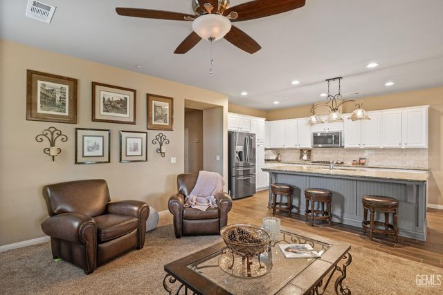 101 Guilden Grovr Way, Bakersfield, CA 93312