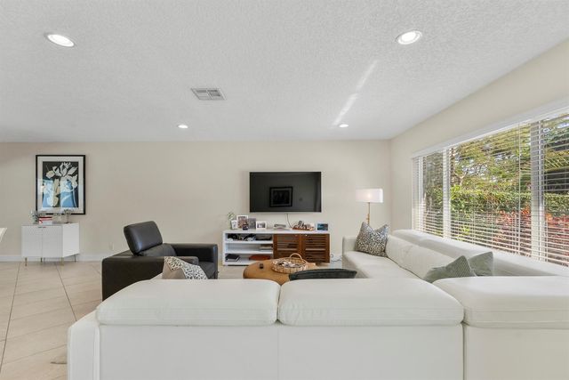 401 NE 10th Terrace, Boca Raton, FL 33432