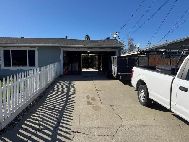 750 El Camino Paraiso, Hollister, CA 95023