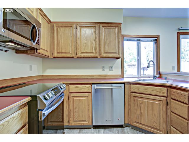 12712 Sw BARBERRY Dr, Beaverton, OR 97008