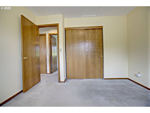 12712 Sw BARBERRY Dr, Beaverton, OR 97008