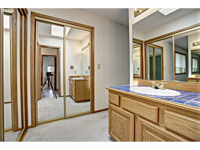 12712 Sw BARBERRY Dr, Beaverton, OR 97008