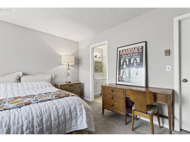 24 OSWEGO Smt, Lake Oswego, OR 97035