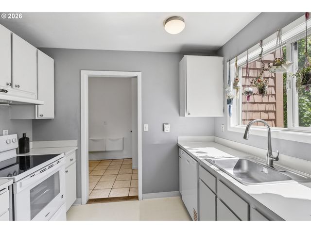 24 OSWEGO Smt, Lake Oswego, OR 97035