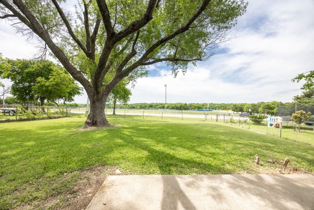 722 Meadowglen Drive, Duncanville, TX 75137