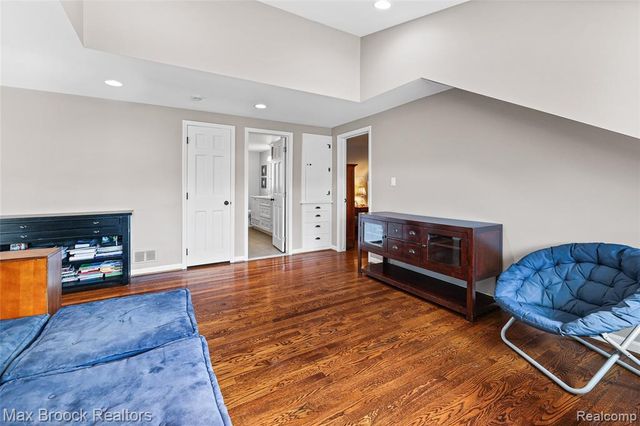 5275 Brookdale Road, Bloomfield Hills, MI 48304