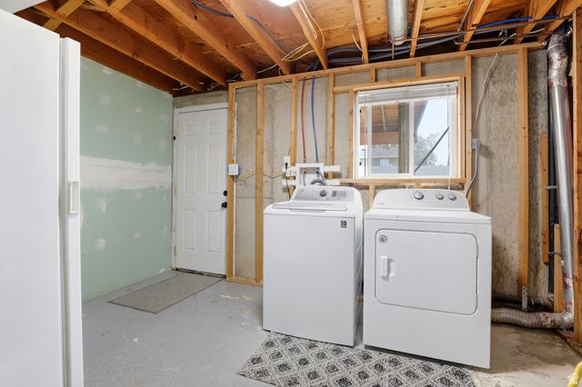611 W 1635 N, Clinton, UT 84015