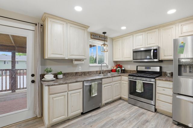 611 W 1635 N, Clinton, UT 84015