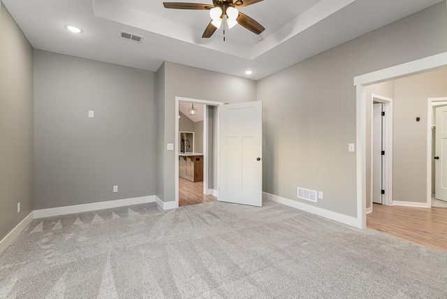 932 N Cottonwood Court, Tonganoxie, KS 66086