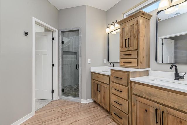 932 N Cottonwood Court, Tonganoxie, KS 66086