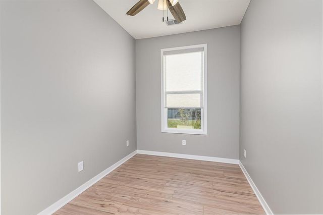 932 N Cottonwood Court, Tonganoxie, KS 66086