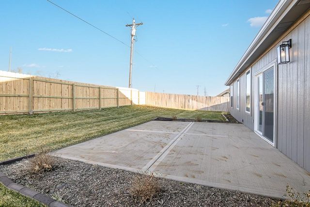 932 N Cottonwood Court, Tonganoxie, KS 66086