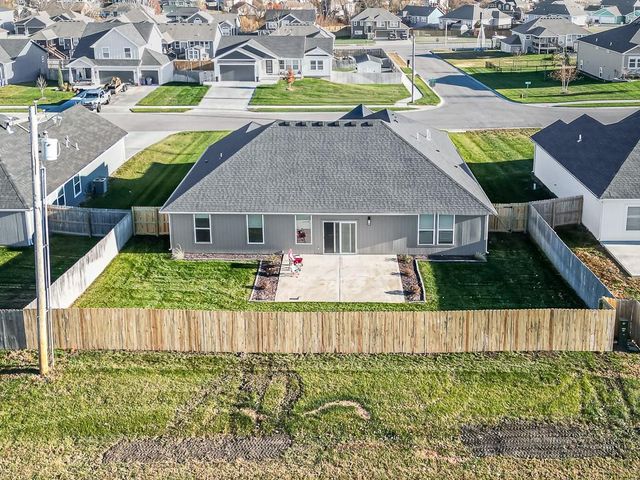 932 N Cottonwood Court, Tonganoxie, KS 66086