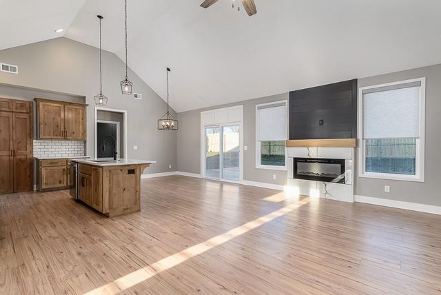 932 N Cottonwood Court, Tonganoxie, KS 66086