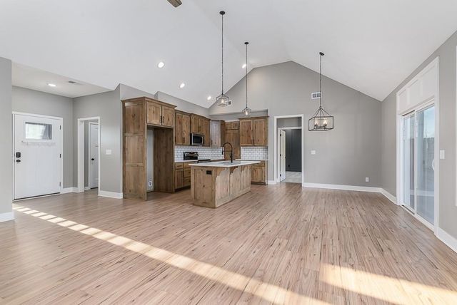 932 N Cottonwood Court, Tonganoxie, KS 66086