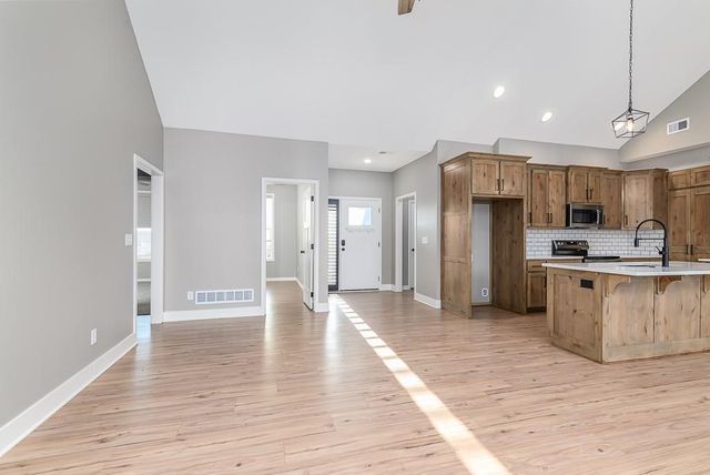 932 N Cottonwood Court, Tonganoxie, KS 66086