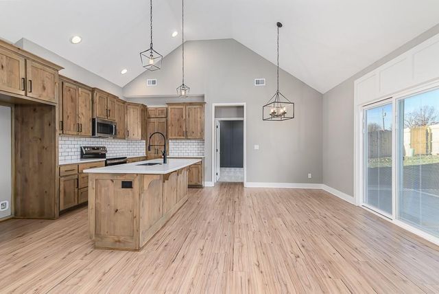 932 N Cottonwood Court, Tonganoxie, KS 66086