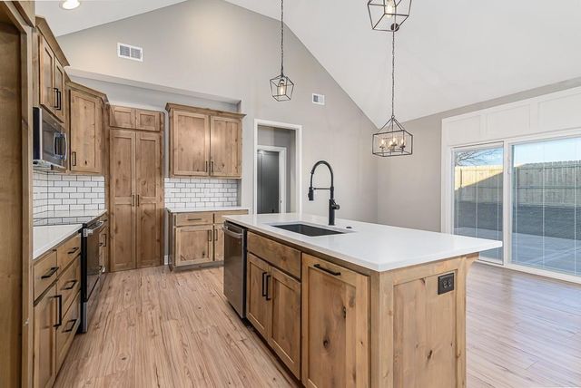 932 N Cottonwood Court, Tonganoxie, KS 66086