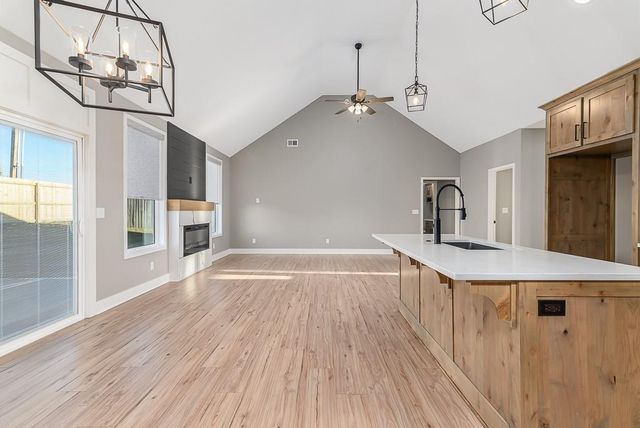 932 N Cottonwood Court, Tonganoxie, KS 66086