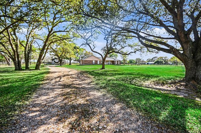 21503 Pecan Bend Road, Damon, TX 77430